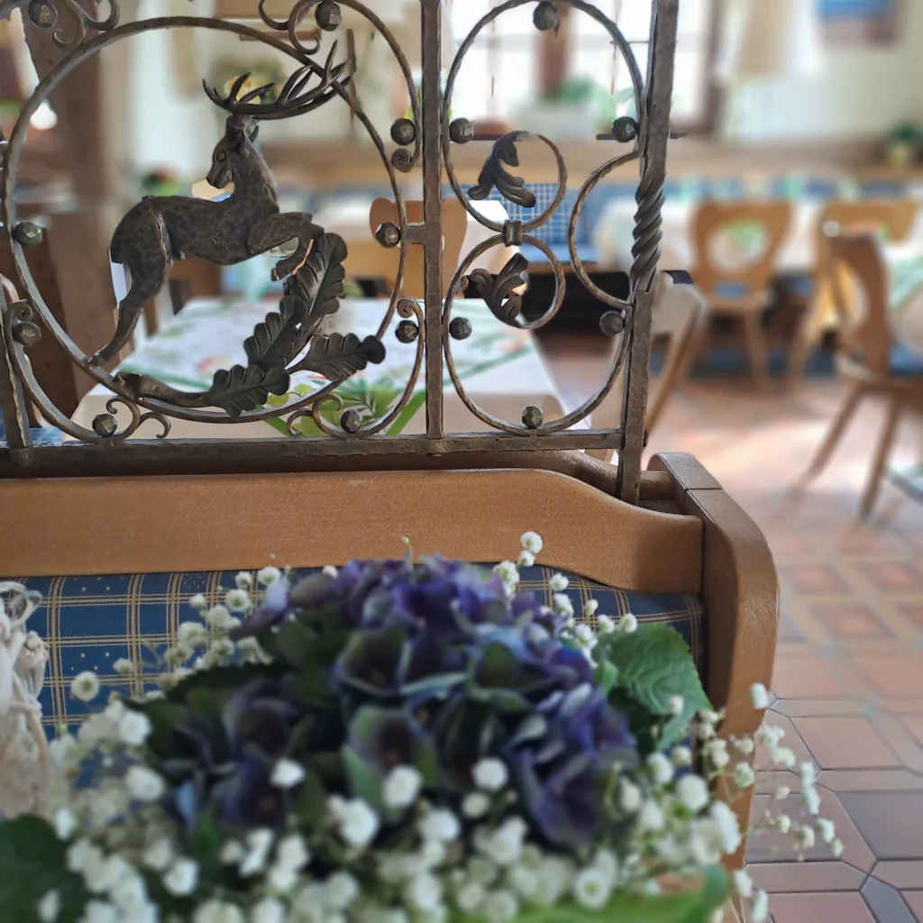 Metallarbeit mit Blumen